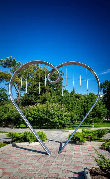 Abrau Durso, Ryssland - augusti 27, 2015: Monument ”till alla älskare” i form av en metall hjärta — Stockfoto