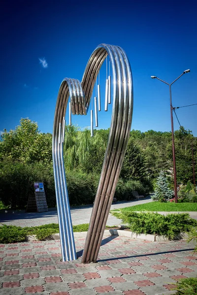 Abrau Durso, Ryssland - augusti 27, 2015: Monument ”till alla älskare” i form av en metall hjärta — Stockfoto