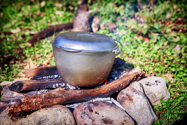 Preparación de comida en fogata — Foto de Stock