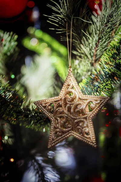 Estrella de oro en el árbol de Navidad —  Fotos de Stock