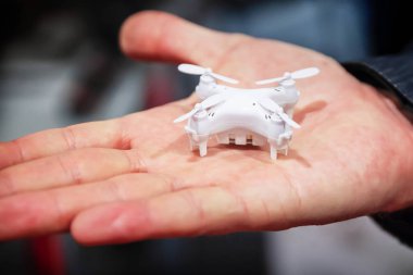 minyatür bir robot el