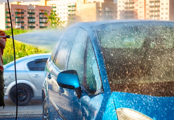 Lavado manual de coches con agua a presión —  Fotos de Stock