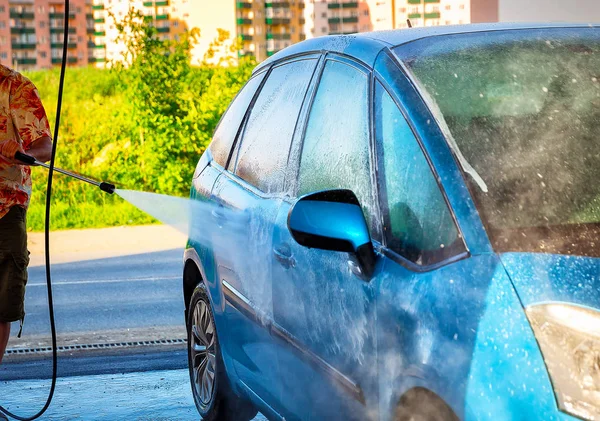 Lavado manual de coches con agua a presión —  Fotos de Stock