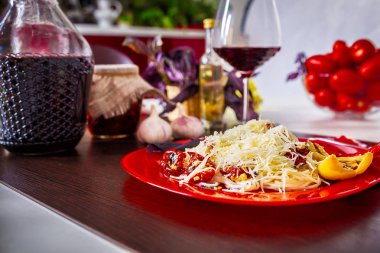 Kırmızı bir tabakta leziz spagetti