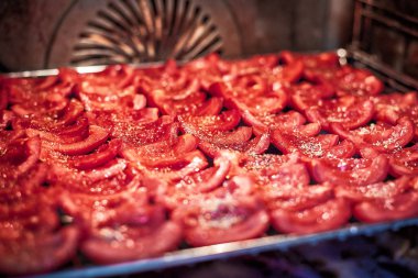 Kurutulmuş domates hazırlanıyor