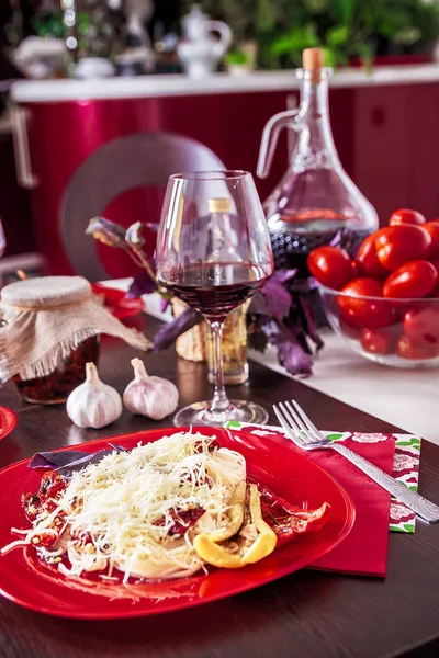 Läcker spaghetti serveras på en röd skylt — Stockfoto
