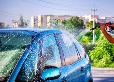 Basınçlı su ile el ile oto yıkama