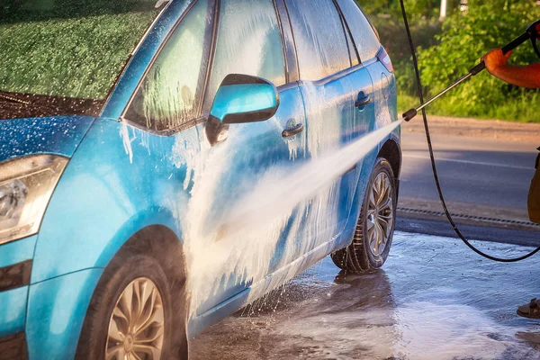 Lavado manual de coches con agua a presión —  Fotos de Stock