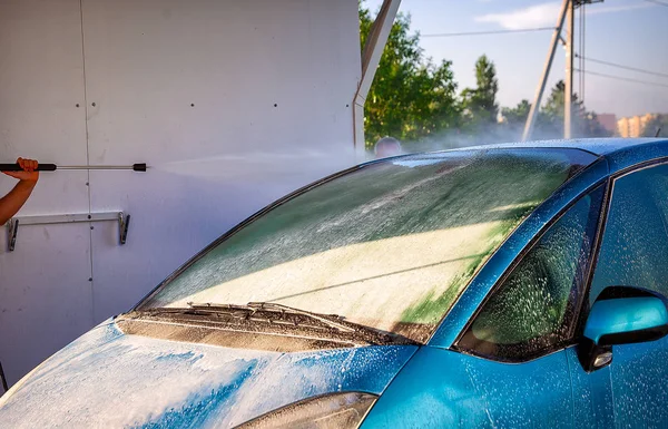 Lavado manual de coches con agua a presión —  Fotos de Stock