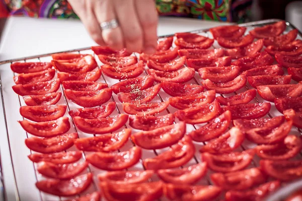 Подготовка сухих помидоров — стоковое фото