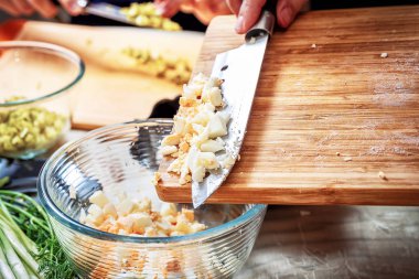 Rus salatası Olivier hazırlanıyor