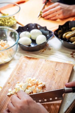 Rus salatası Olivier hazırlanıyor