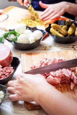 Rus salatası Olivier hazırlanıyor