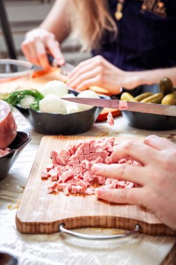 Rus salatası Olivier hazırlanıyor