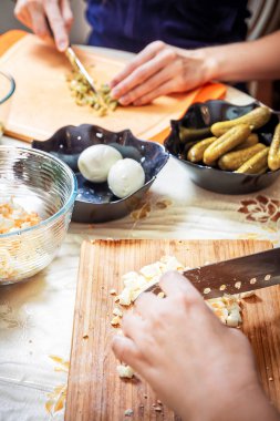 Rus salatası Olivier hazırlanıyor