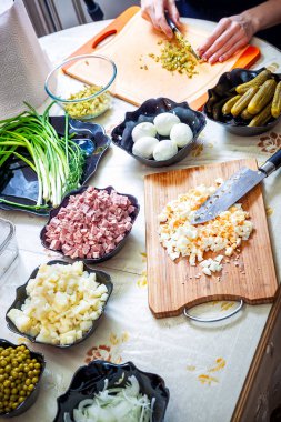 Rus salatası Olivier hazırlanıyor