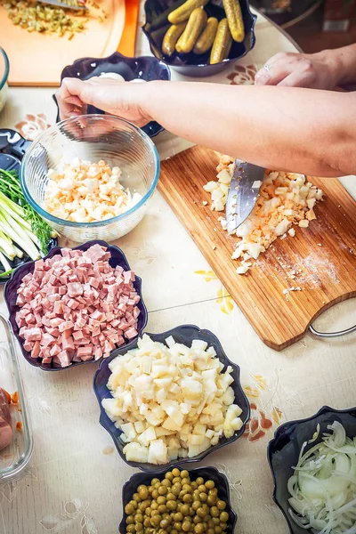 Rus salatası Olivier hazırlanıyor