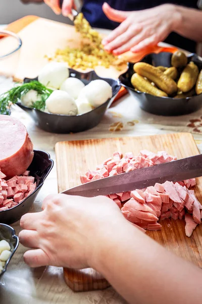 Rus salatası Olivier hazırlanıyor