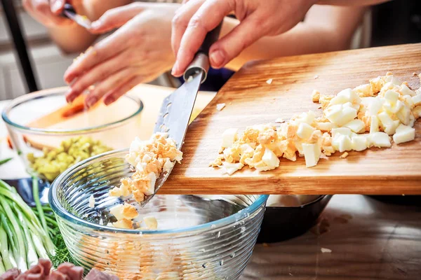 Rus salatası Olivier hazırlanıyor