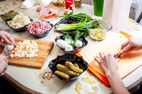 Orosz saláta Olivier előkészítése Stock Fotó