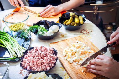 Rus salatası Olivier hazırlanıyor