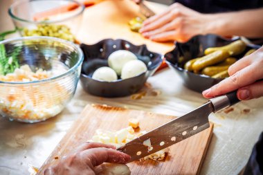 Rus salatası Olivier hazırlanıyor