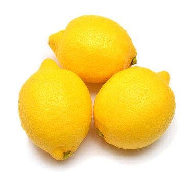 Beyaz arka plan üzerinde izole üç limon. Tropikal meyve. Düz yatıyordu, en iyi görünümü