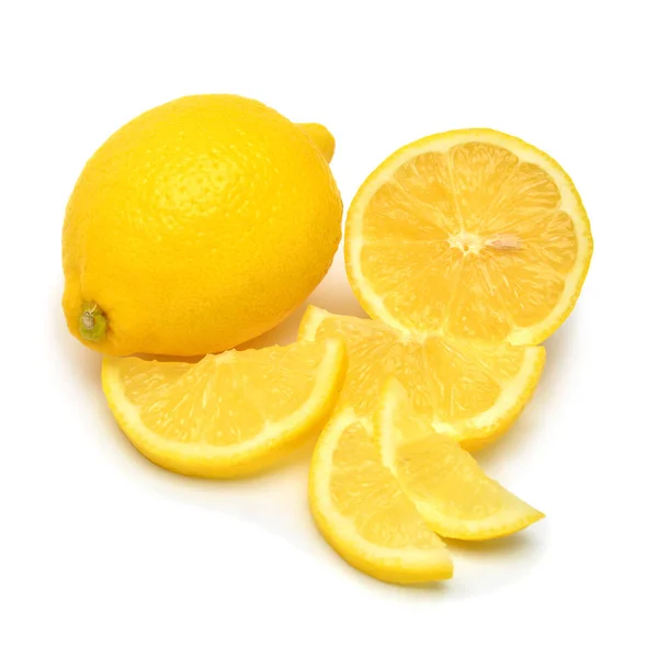 Creative Całej Cytryny Plasterki Białym Tle Żółte Owoce Widok Płaski — Zdjęcie stockowe