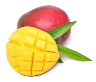 Toplama mangosu ve yaprakları beyaz arkaplanda izole edilmiş küp