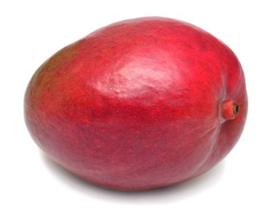 Beyaz arkaplanda tamamen izole edilmiş mango