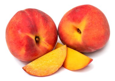 Şeftali bütün ve dilimler beyaz arkaplanda izole