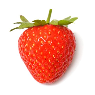 Beyaz arkaplanda izole edilmiş bir çilek makrosu