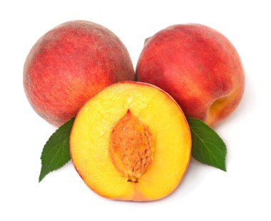 Koleksiyon şeftalileri bütün ve beyaz arkaplanda yaprak ile dilimler