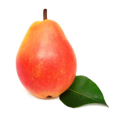Beyaz arkaplanda yapraklı kırmızı armut meyvesi