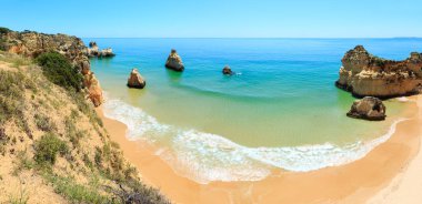 Üstten görünüm kum plajındaki Dos Tres Irmaos (Portimao, Alvor, Algarve, Portekiz). İki tane dikiş panorama.  