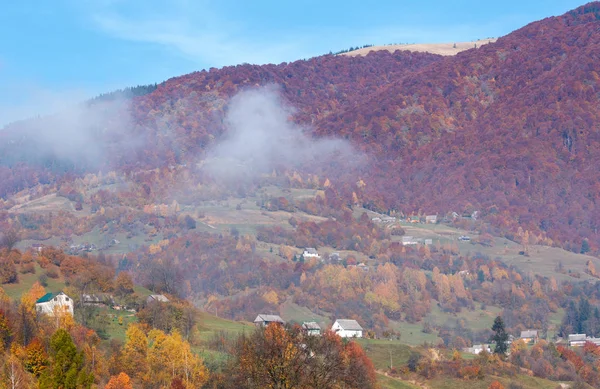 Podzim Karpatské Hory Krajina Vícebarevné Stromy Malé Vísky Svahu Mlhavé — Stock fotografie
