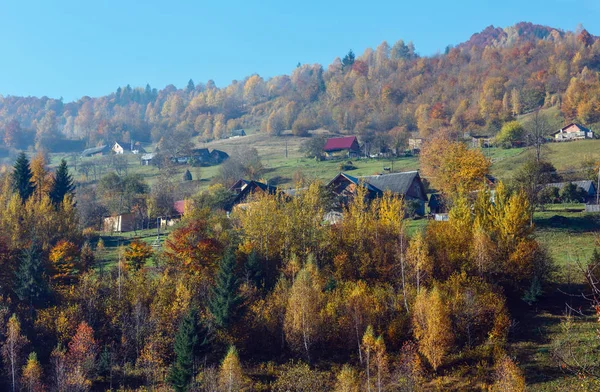 Outono Cárpatos Montanhas Paisagem Com Árvores Multicoloridas Periferia Aldeia Montanha — Fotografia de Stock