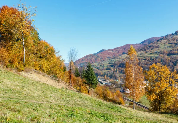 Outono Cárpatos Montanhas Paisagem Com Árvores Multicoloridas Encosta Ferrovia Aldeia — Fotografia de Stock