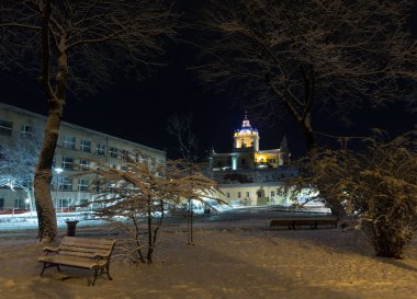 St George Katedrali (1746-1762, tarafından tasarlanan inşa mimar Bernard Meretyn ve heykeltıraş Johann Georg Pinsel) Lviv, Ukrayna. Güzel bir gece kış cityscape Lviv Merkezi City.