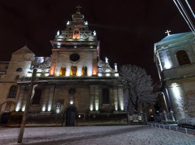 Güzel bir gece kış Lviv (Ukrayna) şehir cityscape aydınlatılmış. Bernardine Kilisesi ve Manastırı (Kilise St Andrew), inşa in17th yüzyıl.