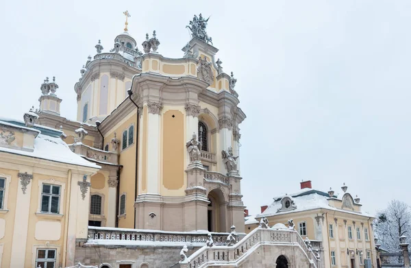 圣乔治大教堂 修造在 1746 1762 由建筑师伯纳德 Meretyn 和雕刻家 Pinsel 乌克兰利沃夫市中心多云清晨冬季景观 — 图库照片