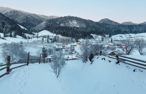 夜明けの朝は夕暮れ冬カルパティア山村間アルプ黒 Cheremosh 川渓谷で Zelene 農村雪に覆われた丘の斜面 Verkhovyna ウクライナのパスからの眺め — ストック写真