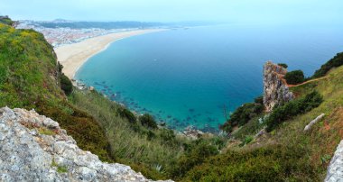 Nazare sahil yaz puslu üstten görünüm (Portekiz). İki tane dikiş panorama.    