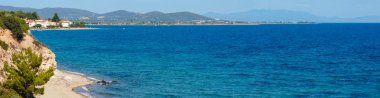 Yaz deniz kıyı şeridi manzara kumsalları (Sithonia, Halkidikya, Yunanistan) ile. Tanınmayan insanlar. Üç atış dikiş yüksek çözünürlüklü panorama. 