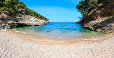Yaz Baia della Pergola küçük sakin sakin plaj, Puglia, İtalya yarımadasında Gargano. İki tane dikiş panorama.  