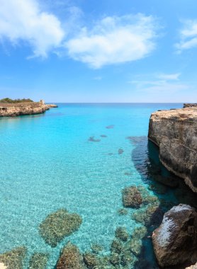 Adriyatik Denizi kıyısında Roca Vecchia arkeolojik alan: Salento, Puglia, İtalya. İki tane dikiş görüntü.