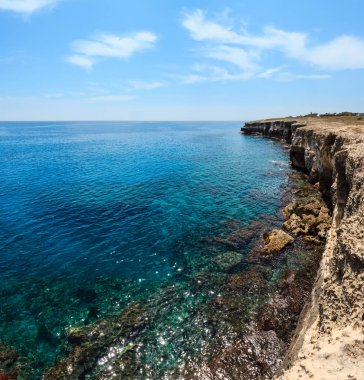 Beyaz kayalık uçurum, mağara, defne denizde Grotta della poesia, Roca Vecchia,: Salento Adriyatik Denizi kıyısında, Puglia, İtalya ile pitoresk deniz manzarası. İki tane dikiş görüntü.