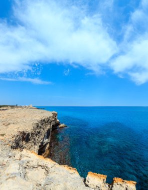 Güzel deniz manzarası kayalık uçurum, mağaralar, deniz Körfezi ve adacıkları Grotta della poesia, Roca Vecchia,: Salento Adriyatik Denizi kıyısında, Puglia, İtalya