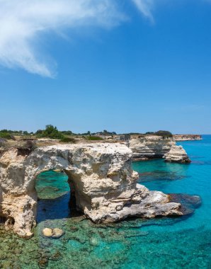 Uçurumlar, kayalık kemer ve yığında (faraglioni), Torre Sant Andrea, güzel deniz manzarası: Salento deniz kenarı, Puglia, İtalya. İki tane dikiş görüntü.