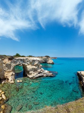 Uçurumlar, kayalık kemer ve yığında (faraglioni), Torre Sant Andrea, güzel deniz manzarası: Salento deniz kenarı, Puglia, İtalya. İki tane dikiş görüntü.